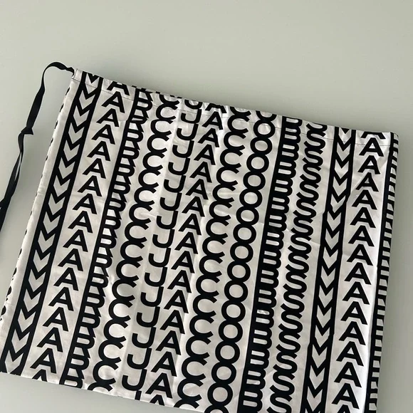 Marc Jacobs Monochrome Logo Large Drawstring Pouch/Dust Bag - 25x21 - Picture 2 of 3